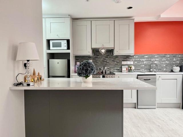 Trinity Apartments Four 1-Bedroom Apts Waterford City Centre מראה חיצוני תמונה